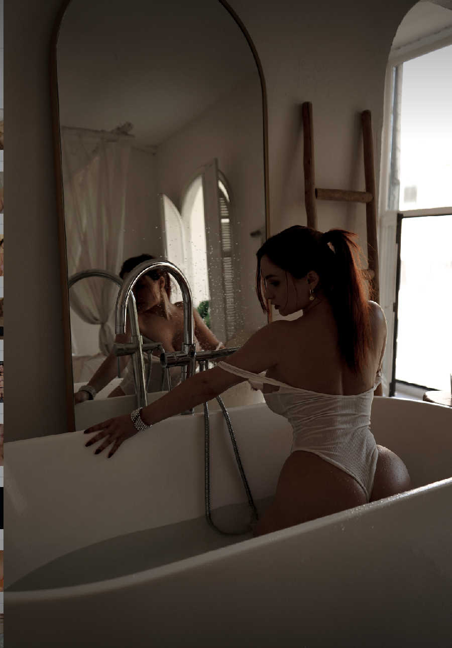 A playful frame from Miranda Faith nude — online in Lodz