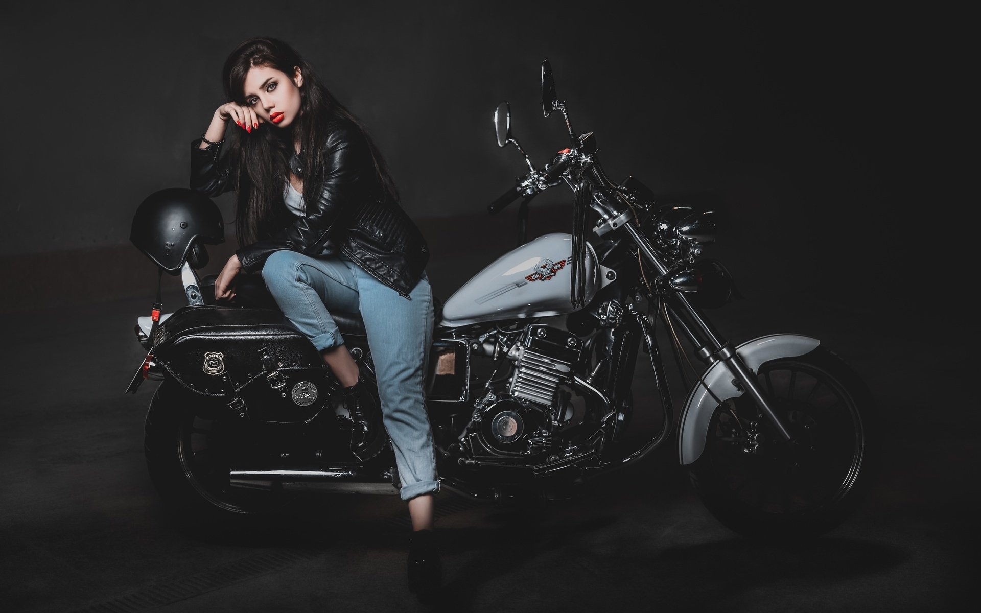 Biker girls: style and drive in Lodz
