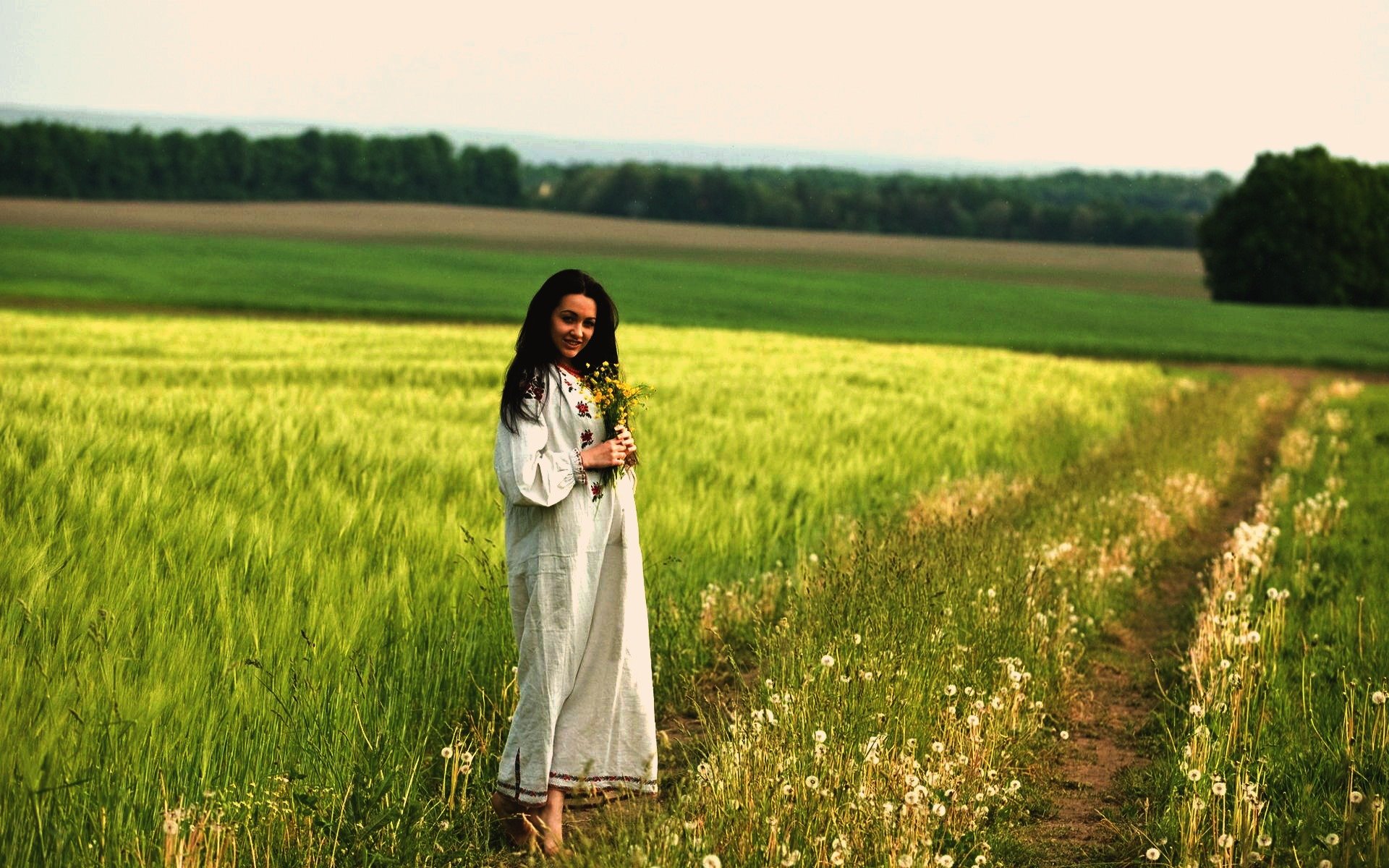Women in Slavic costumes in Lodz