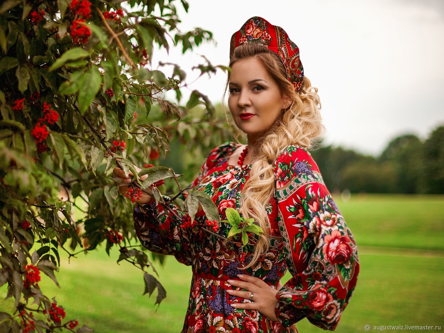 Women in Slavic costumes in Lodz
