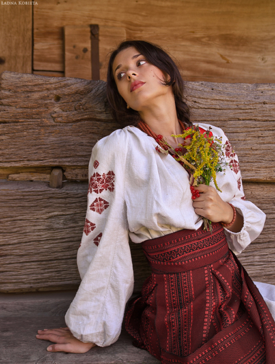 Girls in Slavic costumes in Lodz