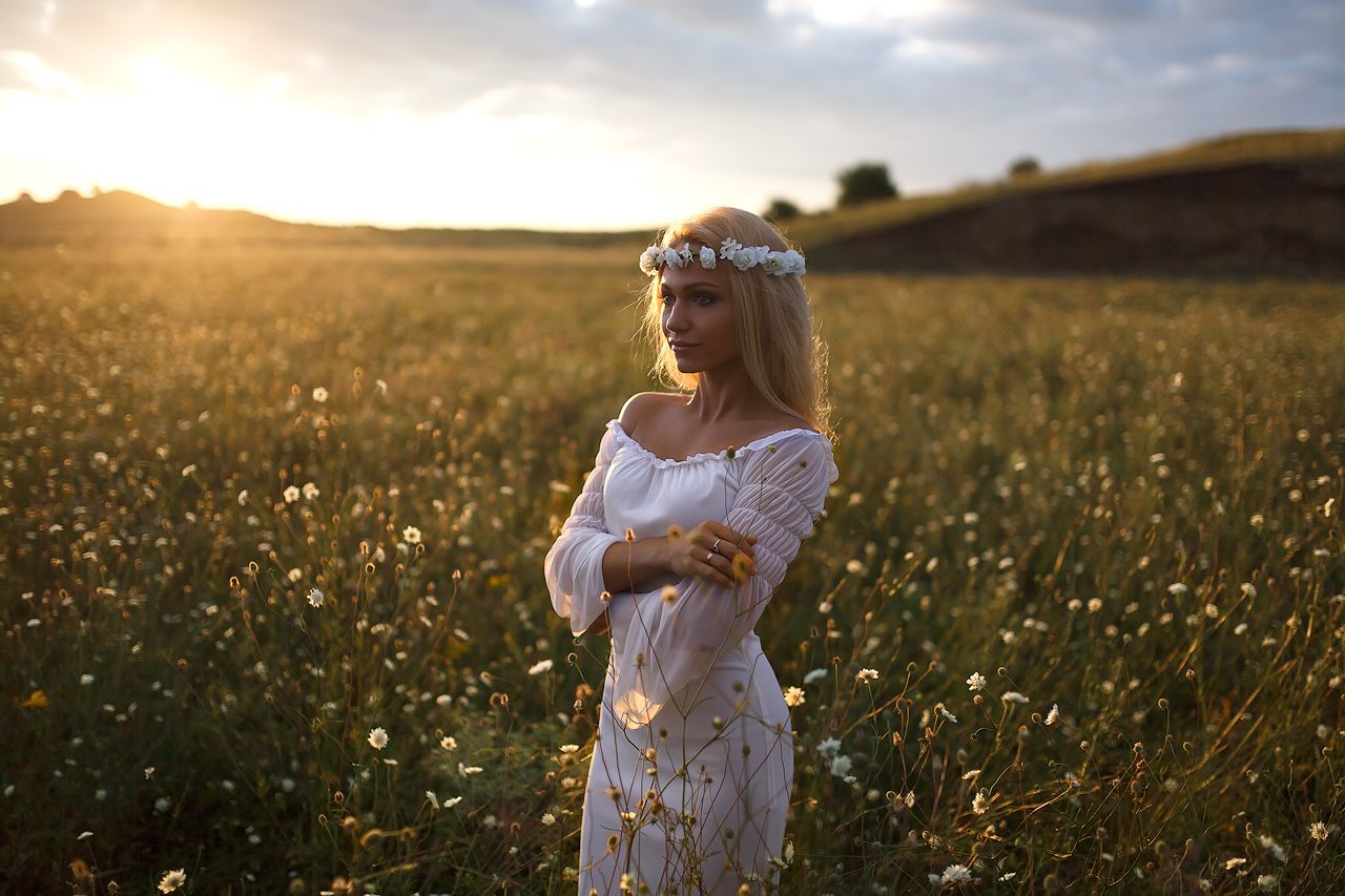 Girls in Slavic costumes in Lodz
