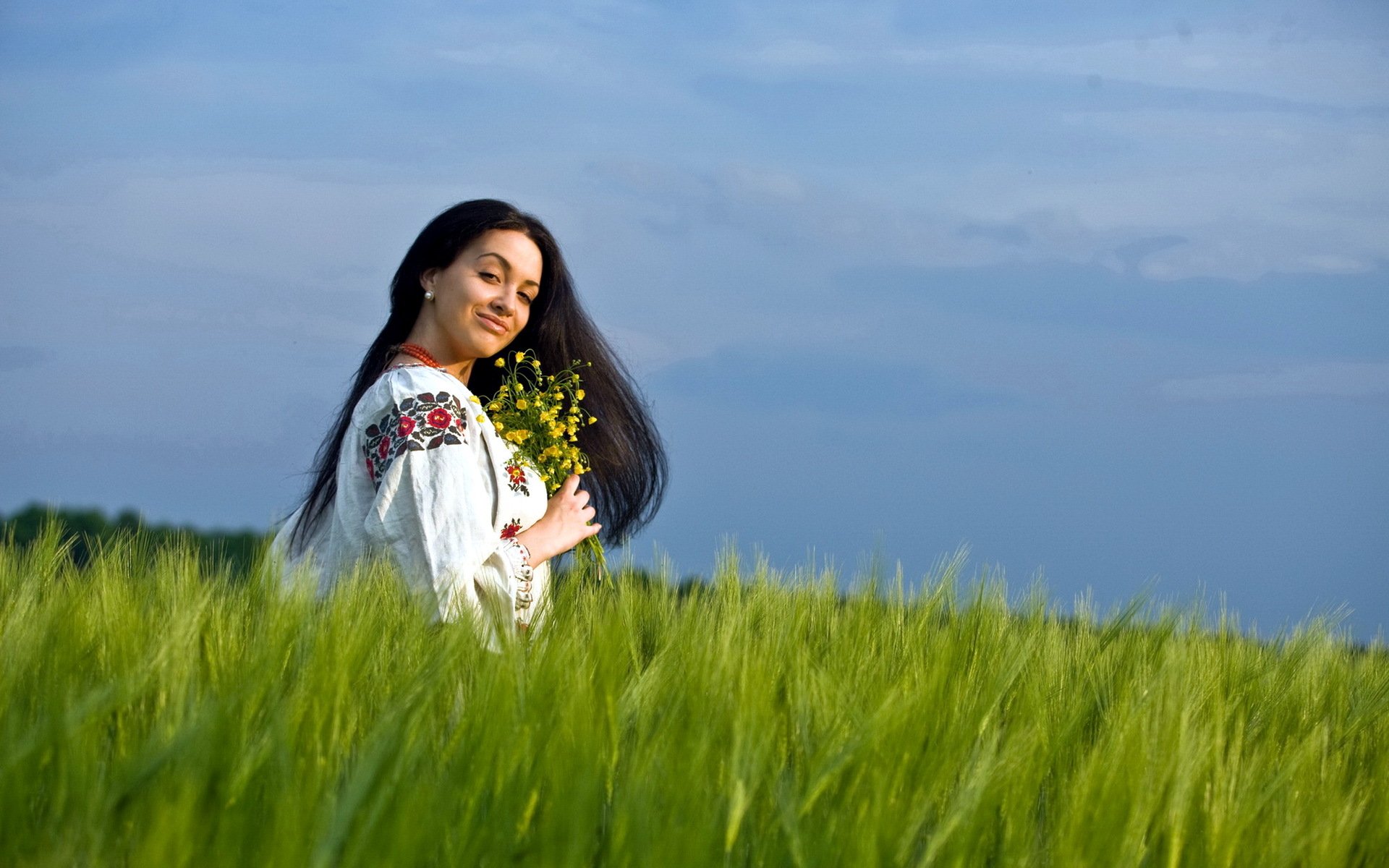 Girls in Slavic costumes in Lodz