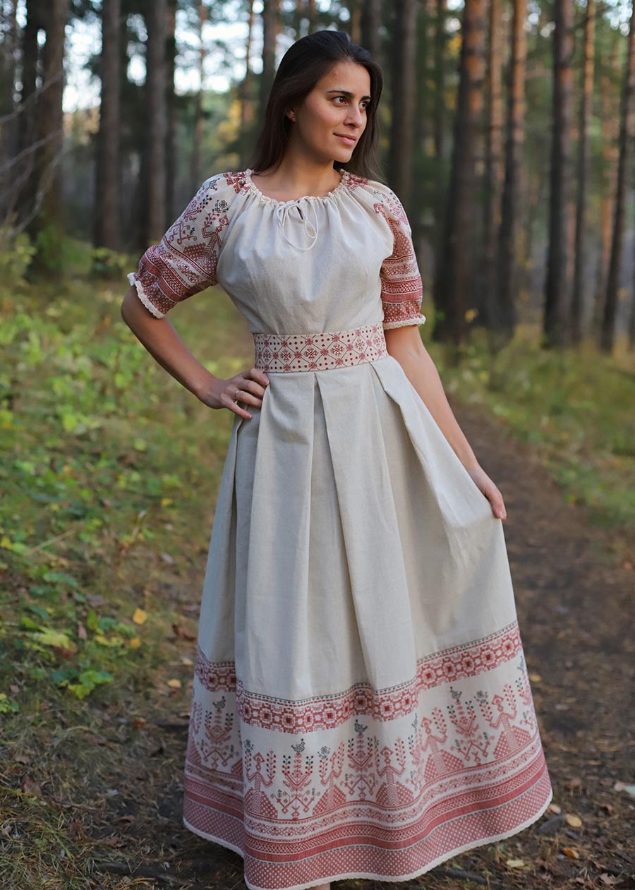 Girls in Slavic costumes in Lodz